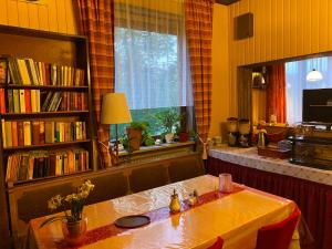 施皮格劳Pension Waldblick的一间带桌子和书架的用餐室