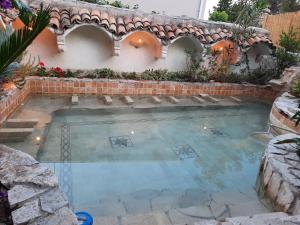 奥瑞比克Guest House Villa Barbara的后院的游泳池