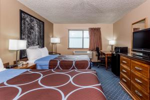 阿克塔阿克塔速8酒店的酒店客房设有两张床和一台平面电视。