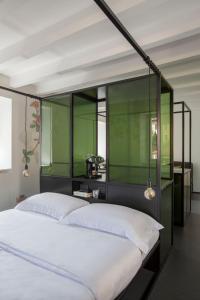 Casa Trentini - Atemporary Art Apartments客房内的一张或多张床位