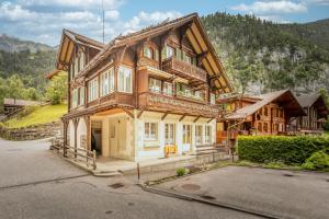 劳特布龙嫩Wasserfallhüsli in Lauterbrunnen, near Interlaken, Mürren, Wengen的山顶上的大型木屋