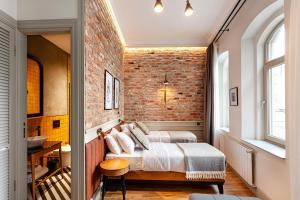 伊斯坦布尔World House Boutique Hotel Galata的一间卧室设有两张床和砖墙