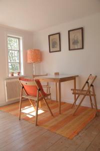 KlintehamnStora Mellings gård的一间带桌子和两把椅子的用餐室