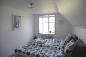 KlintehamnStora Mellings gård的一间卧室设有一张床和一个窗口