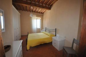 卡波利韦里Casa dei canali, sulla piazza del paese的一间卧室配有一张黄色床罩的床