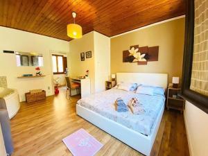 伊格莱西亚斯FRIDA GUEST HOUSE的一间卧室设有一张床和木制天花板