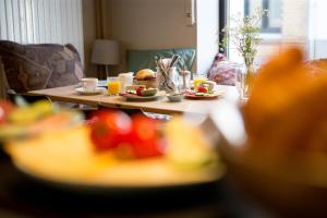 厄斯特里希-温克尔列根沙福特旅馆的餐桌上摆放着食物和饮料