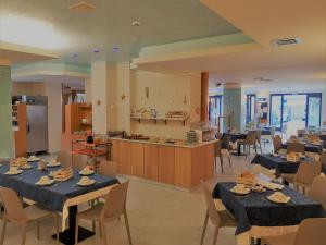 格拉多托侬酒店的一间带桌椅的用餐室和一间厨房