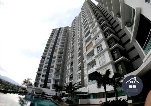 古来KULAI HOME STAY @IOI MALL/JPO/AEON/SENAI AIRPORT的一座大型公寓楼,前面设有一个游泳池