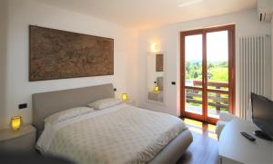 PonteranicaLA VALLETTA MAISON的一间卧室配有一张床、一台电视和一个阳台