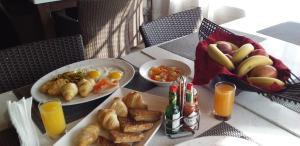 逊邱伦生态公园旅馆 的一张桌子,上面放着一盘早餐食品和橙汁