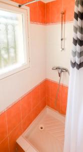 昂蒂布Orangeraie du Cap d'Antibes的带浴缸和窗户的浴室