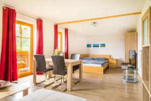 维尔芬翁Alpen Appartements Oberlehengut - HIDEAWAY的客厅设有餐桌和1张床