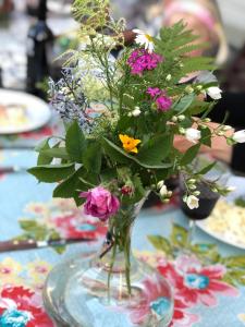 尼雪平Nyköpings Vandrarhem的花瓶,桌子上满是鲜花