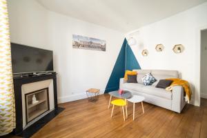 南希Appartement Le P'tit Dupont - OscarNewHome的客厅配有白色沙发和壁炉