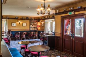 奥尔德梅尔德拉姆The Redgarth的一间带桌椅的餐厅和一间酒吧