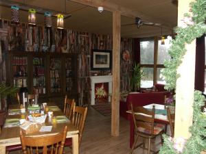 温特贝格Trekkershut Isidorus的一间带桌椅和壁炉的用餐室