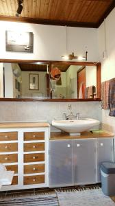 AegaeThe old olive mill house的一间带水槽和镜子的浴室