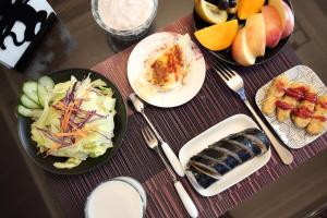 花莲市民乐缘民宿 的餐桌,盘子上放着食物和水果碗