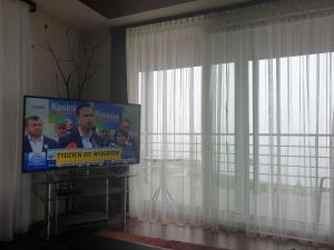 梅尔诺瑞维拉酒店的窗户客房内的平面电视