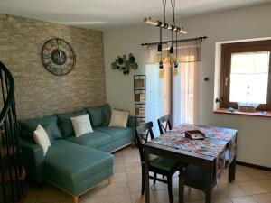 波尼亚纳拉廖La Casa del Mastro - Como Lake的客厅配有沙发和桌子