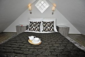 比得哥什卡塔里卡旧市场广场公寓的一间卧室,配有一张带两个茶壶的盘子的床