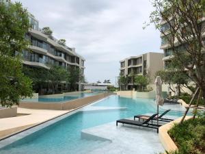 华欣Santorini Khao Takiab Huahin Beach Front的游泳池的图片