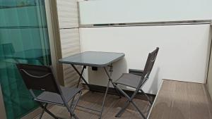 大加那利岛拉斯帕尔马斯TC Hotel Doña Luisa的房间里的两张椅子和一张桌子