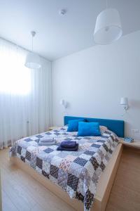 尤尔马拉Apartment near Baltic Sea的一间卧室配有床,床上装有被子