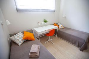 尤尔马拉Apartment near Baltic Sea的一间小卧室,配有一张床和一张书桌