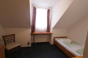 齐陶里德尔酒店的一间小卧室,配有床和窗户