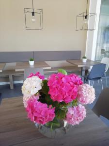 托尔博莱加尼法兰彻斯克旅舍的花瓶,上面有粉红色和白色的花朵