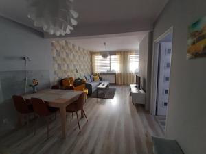 尤斯托尼莫斯基Domki i apartamenty w Ustroniu Morskim的客厅配有桌子和沙发