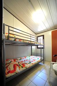 马里纳迪马萨Camping Giardino的一间卧室配有两张双层床。