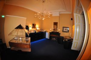 米德尔堡美岸经济型酒店的大房间,配有吊灯和桌子