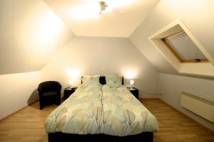 MeetkerkeVakantiewoningen t-dorp的一间卧室设有床、两张桌子和一扇窗户