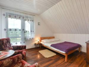 波拉齐克HarmoniaUrlopu的一间卧室配有一张床和一个沙发