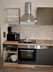 圣布拉辛Dom-i-Ziel Apartments的厨房配有炉灶和微波炉。