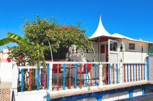 杰迪代西堤葡萄牙旅馆的带阳台的房屋,配有椅子和游泳池