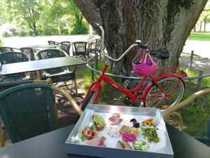 KarkkilaTehtaan Hotelli的自行车旁桌子上的一盘食物