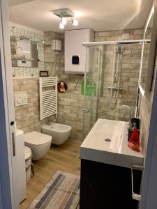 圣博沃Casa di Micky的一间带水槽、淋浴和卫生间的浴室