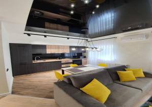 哈尔科夫New Lux apartment 2020的客厅配有灰色的沙发和黄色的枕头。