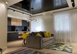 哈尔科夫New Lux apartment 2020的带沙发的客厅和厨房