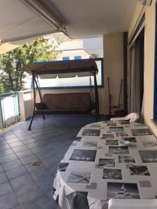 斯佩隆加Residenza Le Spiagge的客房设有一张床,铺有瓷砖地板。