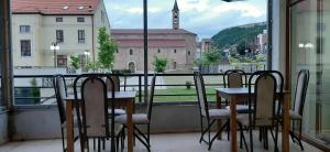 普里兹伦Rio Hotel的美景阳台配有桌椅
