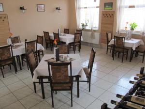 LevélKorona Panzió的一间设有白色桌椅的用餐室