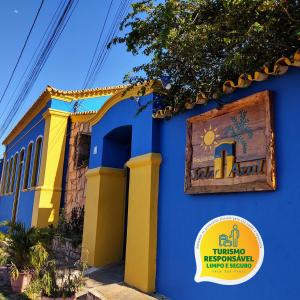 伦索伊斯Pousada Solar Azul的蓝色和黄色的建筑,上面有标志