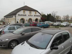 LevélKorona Panzió的停车场,停车场停在大楼前