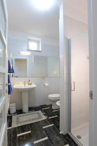 奥特朗托Bio&B Acquaviva的白色的浴室设有水槽和卫生间。