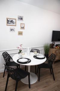 赫尔Apartament Silva View的一间配备有白色桌椅的用餐室